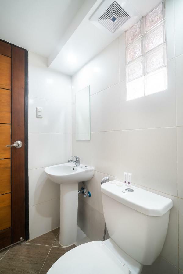 Oyo 199 Solange Apartelle Davao City Buitenkant foto